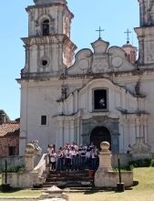 Coros cantando en las escalinatas del Pretil de la Estancia Jesuítica Santa Catalina
