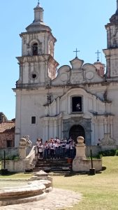 Coros cantando en las escalinatas del Pretil de la Estancia Jesuítica Santa Catalina