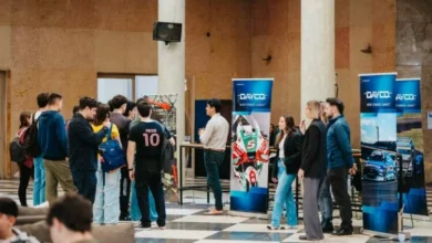 Jóvenes recorriendo una fábrica de la industria metalúrgica en Córdoba durante las Jornadas de Portones Abiertos