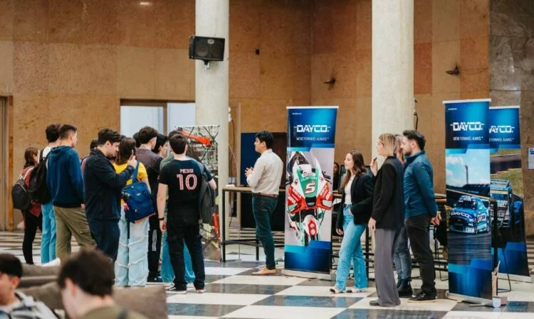 Jóvenes recorriendo una fábrica de la industria metalúrgica en Córdoba durante las Jornadas de Portones Abiertos