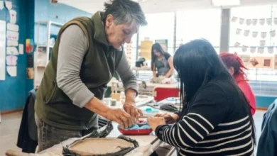 Mujeres trabajando en un taller gratuito de cerámica en el Parque Educativo Norte, Córdoba