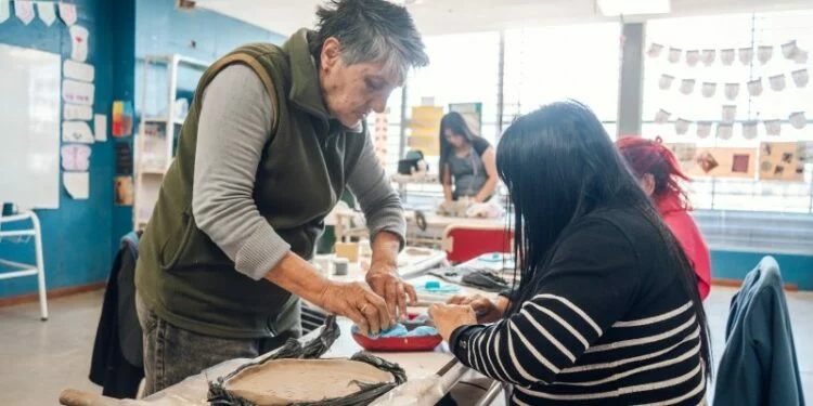Mujeres trabajando en un taller gratuito de cerámica en el Parque Educativo Norte, Córdoba