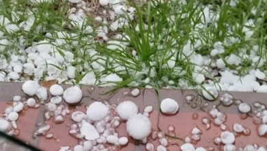 Granizo de gran tamaño cubre calles de Unquillo y Mendiolaza