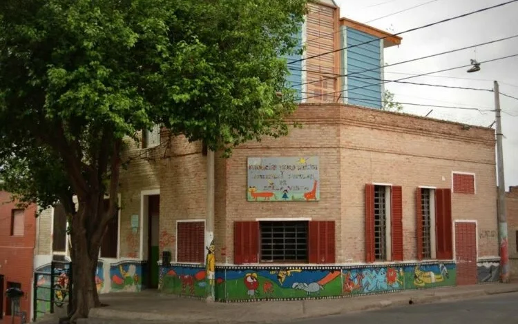 Exterior de la Biblioteca Popular Bella Vista en la esquina de Rufino Zado y José de Iriarte, Córdoba