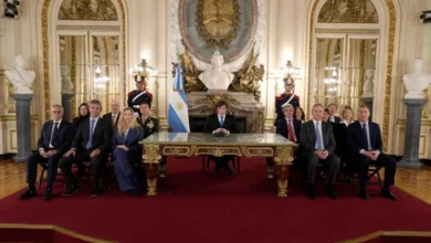Javier Milei junto a una foto de Margaret Thatcher, referencia histórica citada en su discurso.