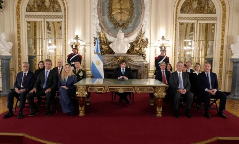 Javier Milei junto a una foto de Margaret Thatcher, referencia histórica citada en su discurso.