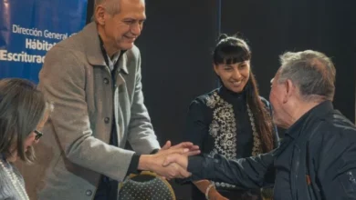 Familias de Villa El Libertador y Comercial recibiendo sus escrituras de vivienda en Córdoba