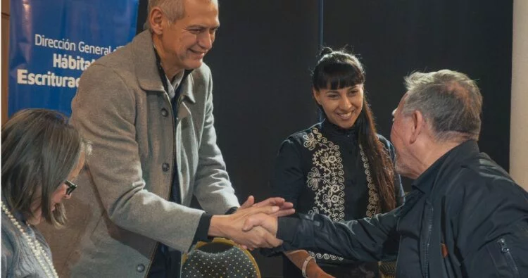 Familias de Villa El Libertador y Comercial recibiendo sus escrituras de vivienda en Córdoba
