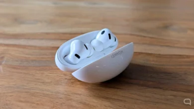 Auriculares Huawei FreeBuds Neo sobre fondo neutro