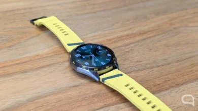 Huawei Watch GT 7 en color amarillo mostrando su pantalla