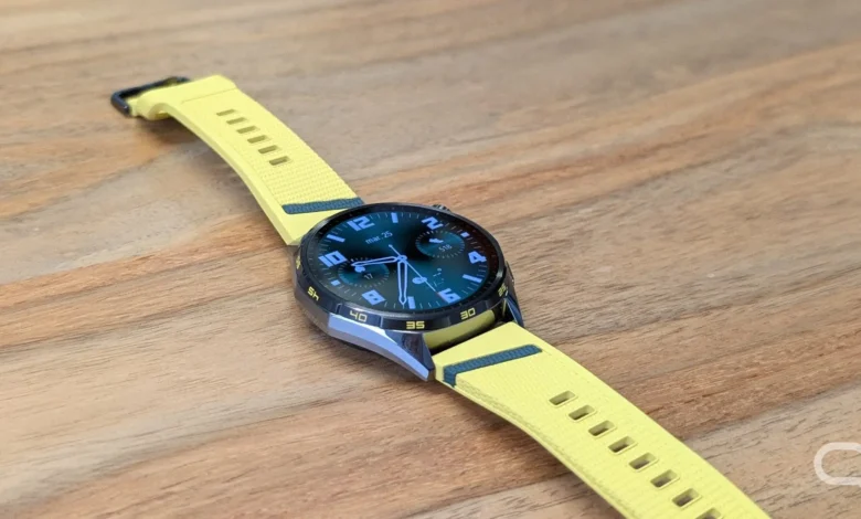 Huawei Watch GT 7 en color amarillo mostrando su pantalla