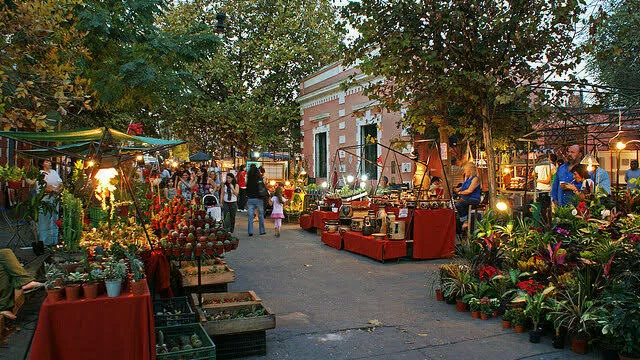 Vista panorámica del Paseo de las Artes en Güemes con puestos de feria y arquitectura histórica
