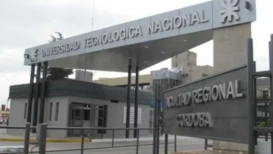 Mujeres participantes en la capacitación de la UTN Córdoba, rodeadas de material didáctico