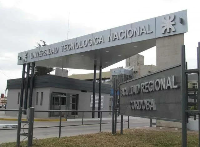Mujeres participantes en la capacitación de la UTN Córdoba, rodeadas de material didáctico