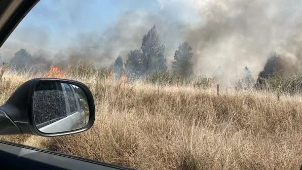 Bomberos de Salsacate luchando contra el incendio forestal en la Ruta Provincial 28