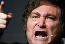 Javier Milei con expresión de enojo durante una rueda de prensa