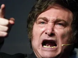 Javier Milei con expresión de enojo durante una rueda de prensa
