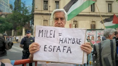 Manifestantes de la Marcha de la Bronca reunidos en la esquina de Colón y General Paz, Córdoba