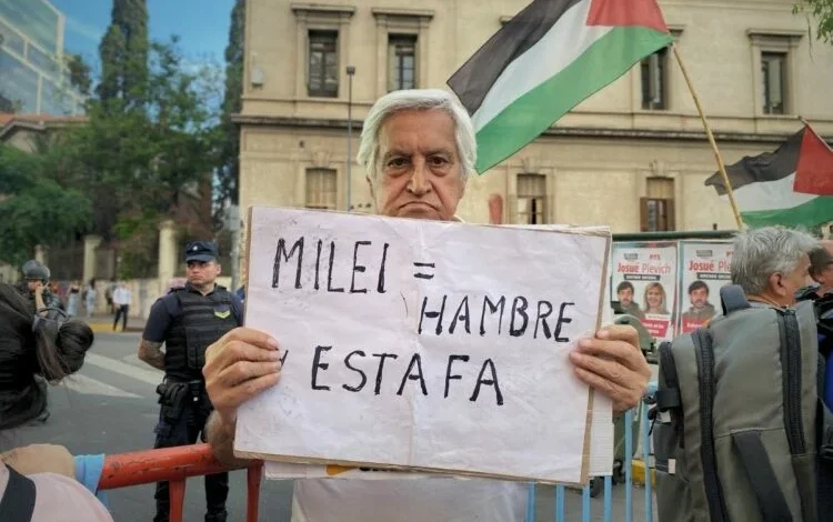 Manifestantes de la Marcha de la Bronca reunidos en la esquina de Colón y General Paz, Córdoba