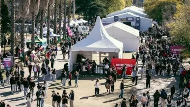 Jóvenes recorriendo los stands de la Muestra de Carreras en el Boulevard de la Reforma de la Universidad Nacional de Córdoba