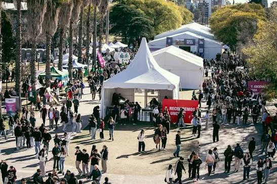 Jóvenes recorriendo los stands de la Muestra de Carreras en el Boulevard de la Reforma de la Universidad Nacional de Córdoba