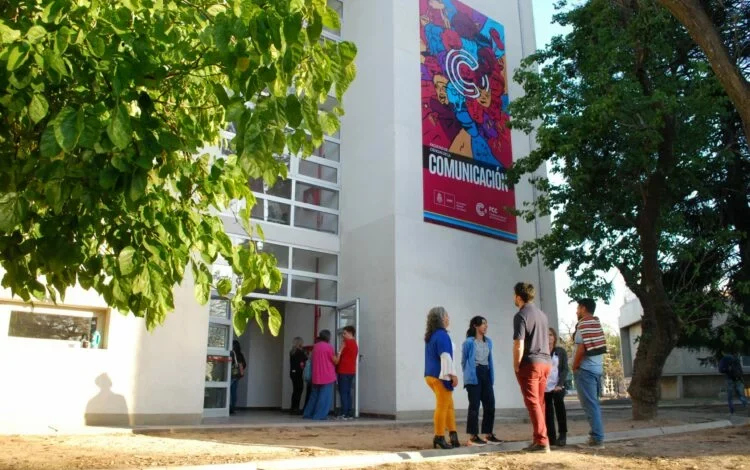 Mural del Edificio Guevara de la Facultad de Ciencias de la Comunicación, UNC