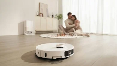 Robot aspirador con cámara grabando interior de una casa