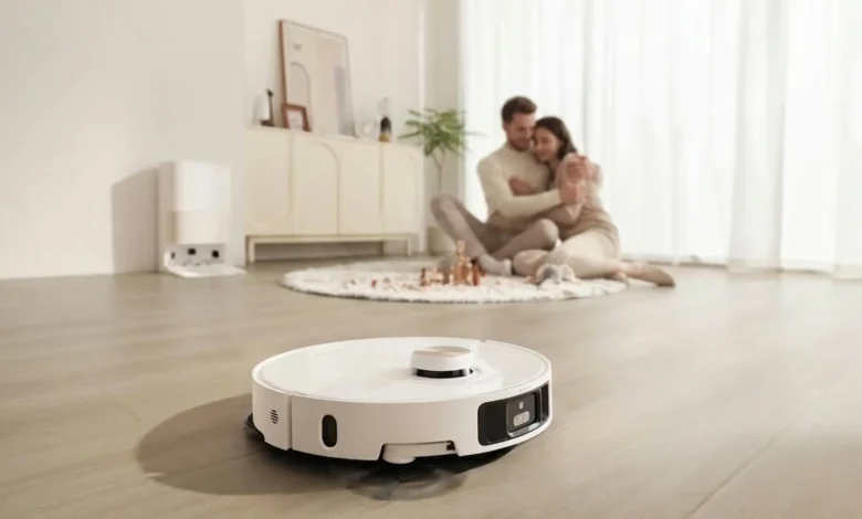 Robot aspirador con cámara grabando interior de una casa