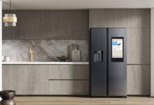 Frigorífico inteligente Samsung Family Hub con pantalla encendida