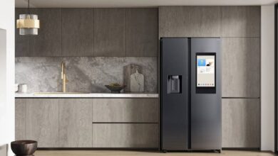 Frigorífico inteligente Samsung Family Hub con pantalla encendida