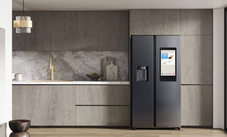 Frigorífico inteligente Samsung Family Hub con pantalla encendida