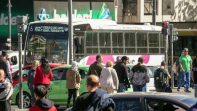 Choferes de UTA reunidos en una asamblea informativa en la calle Córdoba