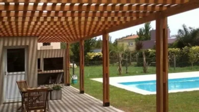 Pérgola de madera que amplía el espacio habitable y protege del sol en Córdoba