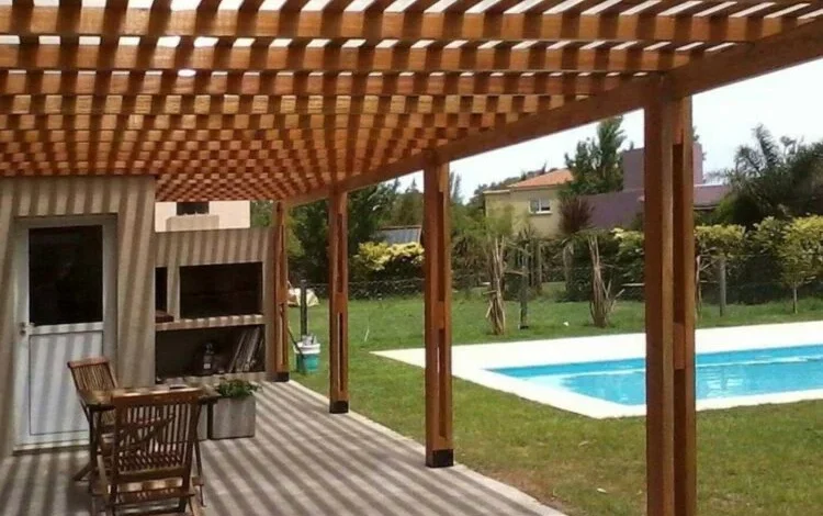 Pérgola de madera que amplía el espacio habitable y protege del sol en Córdoba