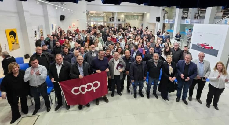 Monseñor Ángel Rossi con dirigentes sindicales y cooperativas en la sede de AGEC