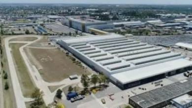 Línea de ensamblaje de la planta Stellantis en Ferreyra, Córdoba, con pick‑ups en proceso