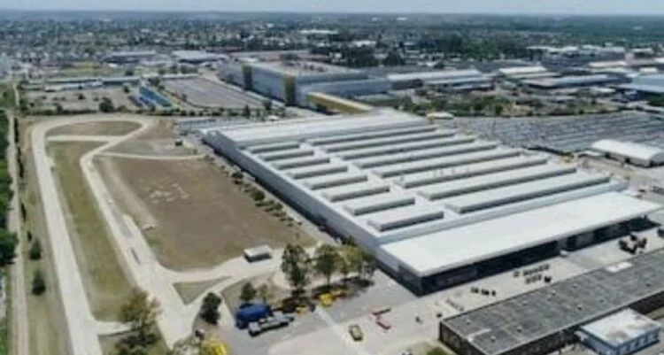 Línea de ensamblaje de la planta Stellantis en Ferreyra, Córdoba, con pick‑ups en proceso