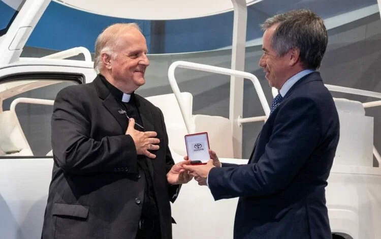 Toyota Hilux convertida en papamóvil para la visita papal en Argentina