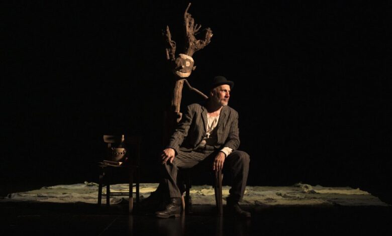 Escena del estreno Gepetto: no hay ruido más fuerte que el de una ballena que cae, Festival Internacional de Teatro Córdoba 2026