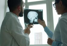 Ilustración de la disputa entre hospitales y aseguradoras por el uso de IA en EE. UU.