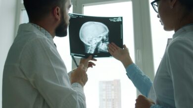 Ilustración de la disputa entre hospitales y aseguradoras por el uso de IA en EE. UU.