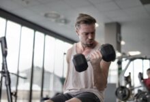 Persona realizando entrenamiento de fuerza en gimnasio