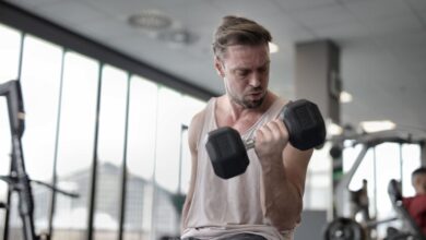 Persona realizando entrenamiento de fuerza en gimnasio