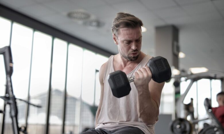 Persona realizando entrenamiento de fuerza en gimnasio