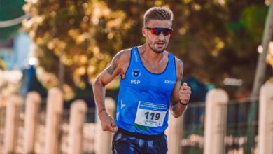 Persona corriendo al aire libre mientras su smartwatch muestra datos de VO2 max