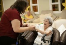 Mujer cuidando a un familiar con Alzheimer en un hogar español