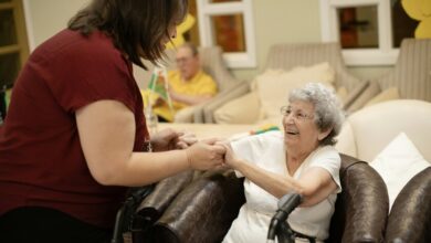 Mujer cuidando a un familiar con Alzheimer en un hogar español