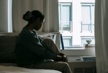 Persona sola en casa, reflejando la calma y el aislamiento