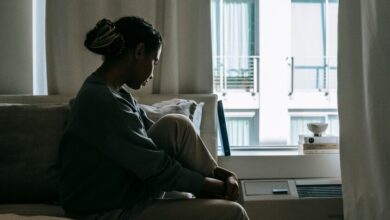 Persona sola en casa, reflejando la calma y el aislamiento