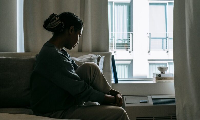 Persona sola en casa, reflejando la calma y el aislamiento